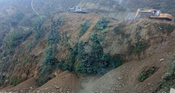 पृथ्वीराजमार्गको नागढुंगा-मलेखु खण्ड आंशिक बन्द गरेर विस्तार गरिँदै