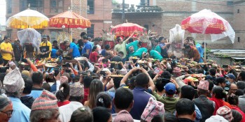 पञ्‍चदान पर्वमा पञ्‍चदान गर्दै भक्तजन 