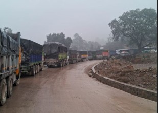 डाइभर्सन बगाउँदा पूर्वपश्चिम राजमार्ग अवरुद्ध