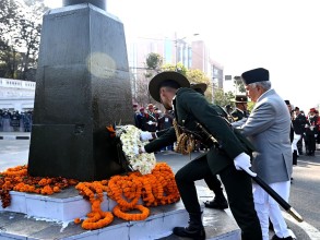 राष्ट्रपतिद्वारा राष्ट्र निर्माताको सालिकमा पुष्पहार अर्पण