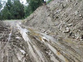 मूल सडकमा गाडी गुडाउनै कठिन
