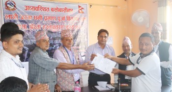 रामपुरको अव्यवस्थित बसोबासीलाई पुर्जा वितरण
