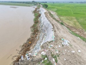 राप्ती नदीमा आपत्कालीन तटबन्ध निर्माण