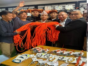 हिमालमा डोरी टाँग्न खटिए आरोही
