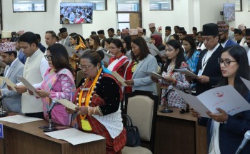 प्रतिनिधिसभाका ज्येष्ठ सदस्य केसीद्वारा नवनिर्वाचित प्रतिनिधिसभा सदस्यलाई शपथ