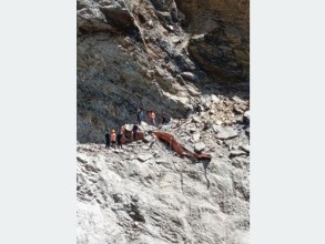 सडक खन्ने क्रममा पहिरोमा पुरिएर एक्साभेटर चालकको मृत्यु