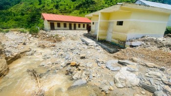 विद्यालय भवनमा  बाढीले गर्‍यो क्षति