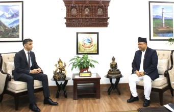 यूएईका वैदेशिक व्यापारमन्त्रीसँग  परराष्ट्रमन्त्री खनालकाे शिष्टाचार भेटवार्ता