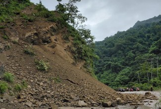 पहिरोका कारण सिद्धार्थ राजमार्ग अवरुद्ध