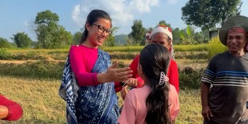 पर्वमा जनतासँग मन्त्री गौतम