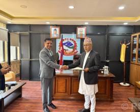 अर्थमन्त्रीसमक्ष बिमा प्राधिकरणका अध्यक्षको शपथ