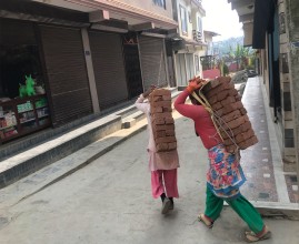 दिवसले छुन नसकेका श्रमिक महिला
