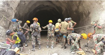 बाढीको छैटौं दिन बित्दासम्म पत्ता लागेन सुरुङमा फसेकाहरुको अवस्था