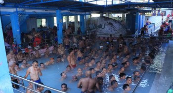 सिंगा तातोपानीमा स्नान गर्नेको भीड
