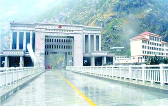 मन्त्री घिसिङको निर्देशनपछि तातोपानी सडक बनाउन तातियो विभाग