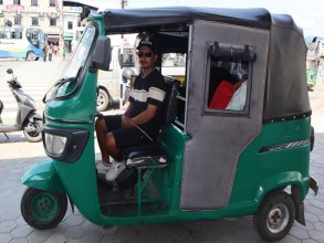 क्यान्सर अस्पतालसम्म निःशुल्क सेवा दिँदै  अटोचालक आकाश