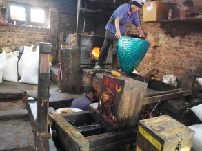 खोकनामा अझै पेलिन्छ तेलः तीन सय वर्षे काठको कोलले धानेको परम्परा