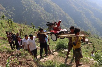 चितवनको कान्दामा दुई घण्टा बोकेर हाते ट्रयाक्टर पुर्याउँदा ...