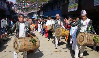 त्रिसाली मेलामा रमाउँदै यासोक
