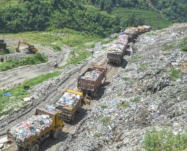 तरकारी बेच्न नदिएकाले स्थानीयले रोकि दिए फोहोरका ट्रक