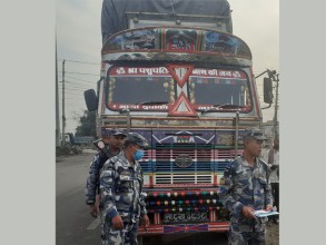 सत्तरी  लाख बराबरको लत्ताकपडा र ट्रक प्रहरीकाे नियन्त्रणमा