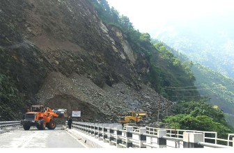 दसैंको मुखमा प्रमुख राजमार्ग अवरुद्ध, घर जाने यात्रु अलपत्र