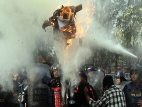 कुलमानलाई हटाएको विरोधमा विद्यार्थीले जलाए ऊर्जामन्त्री पुत्ला