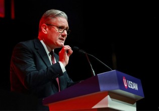 स्टार्मरमाथि बढ्दो राजनीतिक दबाब