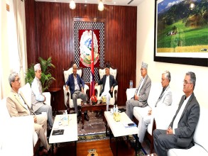प्रधानमन्त्रीसहित एमाले र कांग्रेसका शीर्षनेताको छलफल