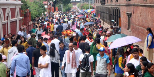 पशुपतिनाथलगायत देशभरका शिवालयमा पूजा, आराधना एवं दर्शन गर्ने भक्तजनको लामो लाम