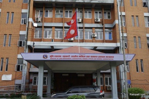 विदेशी आवासीय अनुमति लिएर विदेशमै बसेका ४ कर्मचारीसँग स्पष्टीकरण माग