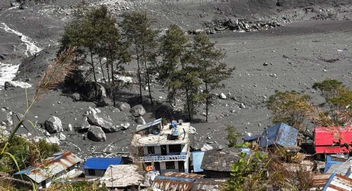 बूढीगण्डकी बाढीः गाउँ जाने पुल बगायो,  गोरखाका सयभन्दा बढी घर बगे