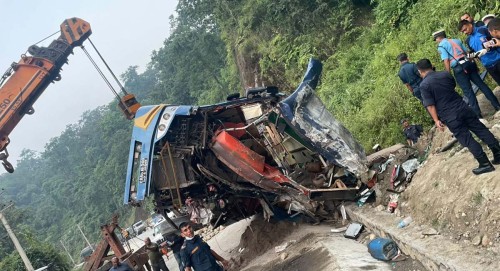 काठमाडौं आउँदै गरेको बस दाउन्नेमा दुर्घटना हुँदा ६ जनाको मृत्यु, १० जना घाइते 