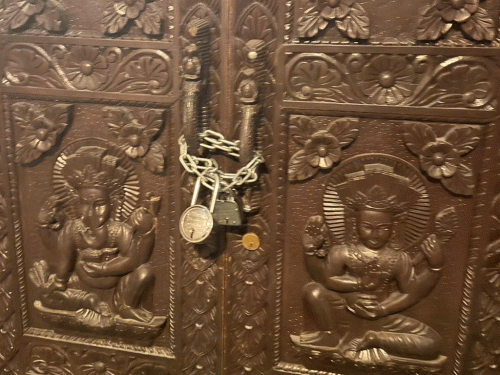 वैदेशिक रोजगार व्यवसायी संघकाे ढाेकामा लाग्याे ताला