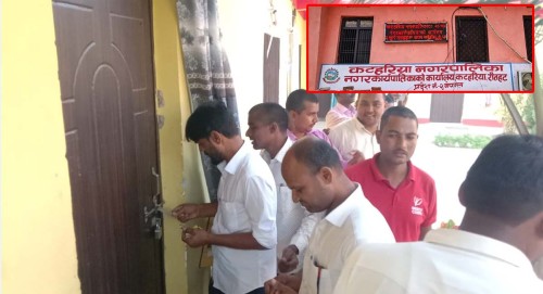 कटहरिया नगरपालिकामा फेरि तालाबन्दी, १५ महिनादेखि तलब नपाएको कर्मचारीको गुनासो