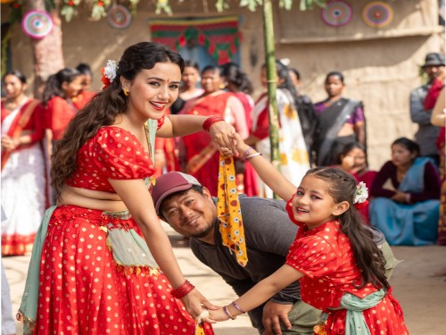 प्रयोगकर्ताको रोजाईमा ‘लालीबजार’ को गीत ‘मायालाई के दिउँ म बैना’ गीत