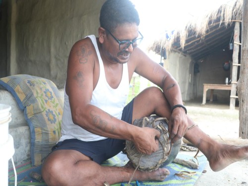 तिहारका लागि मादल बनाउन भ्याइनभ्याइ