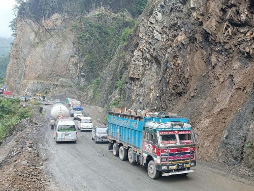 पहिरो पन्छाएपछि नारायणगढ-मुग्लिन सडक सञ्चालनमा