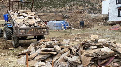 सडक नभएको छेकम्पारमा गुड्छन् स्कुटर र ट्र्याक्टर