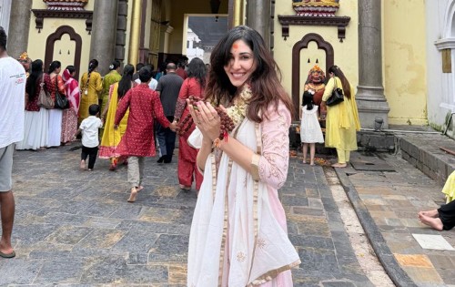 बलिउड अभिनेत्री पूजा चोपडाद्वारा पशुपतिनाथको दर्शन