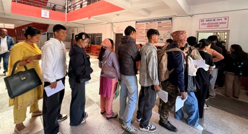 दसैंपछि जिल्ला प्रशासन कार्यालय गुल्मीमा सेवाग्राहीको भीड
