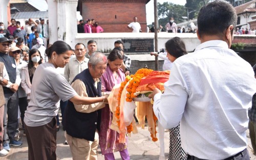 कुशको शव बनाएर पत्रकार थामीको अन्त्येष्टि