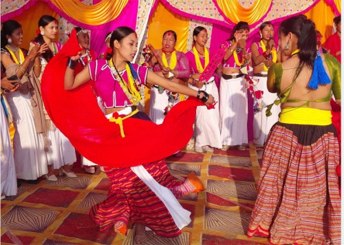 थारू समुदायको ‘ढुम्री’ नाच लोप हुँदै