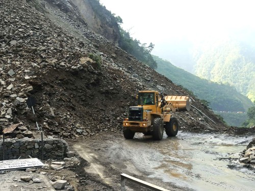 सवारी रोकेर तुइन खोलाको ढिस्को हटाइँदै