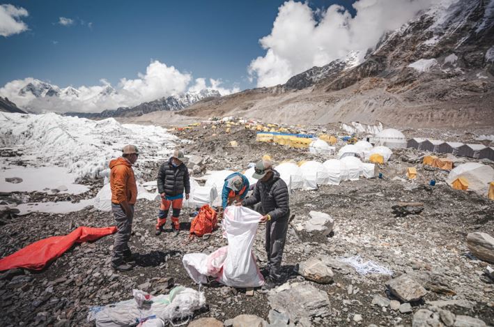 drone--lift-garbage-at-everest-1749450833.JPG