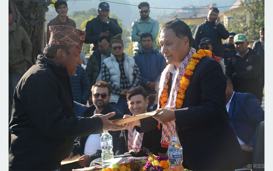 तीन मन्त्रालयको जिम्मा सम्हालेका घिसिङलाई ज्ञापनपत्र