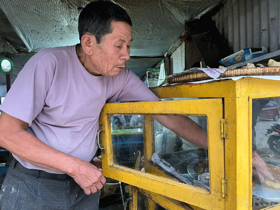 मिठाई बेचेर खुसी कमाएका हरिबहादुर