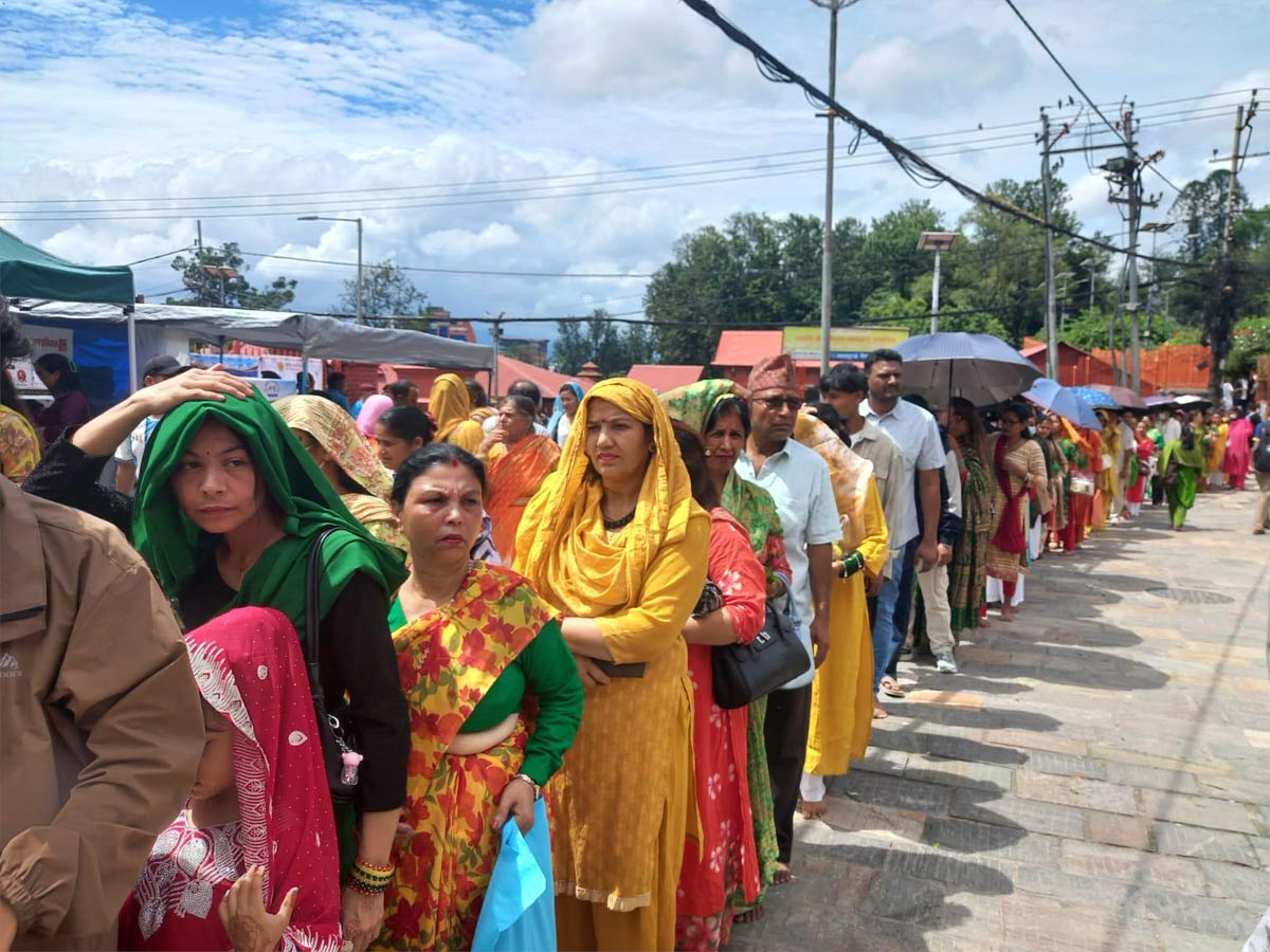 साउनको पहिलो सोमबारः बढ्यो पशुपतिनाथमा भक्तजनको लाम
