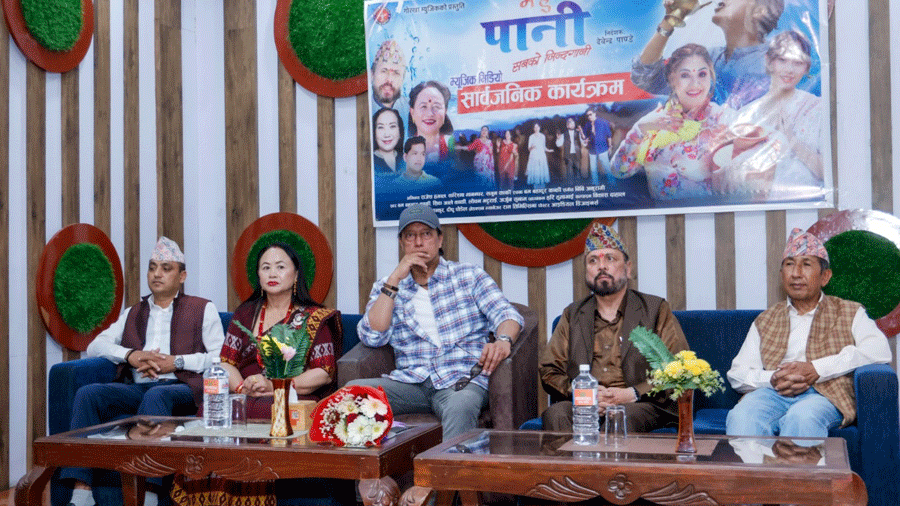 बम बहादुरको ‘म हुँ पानी’मा राजेश र करिस्माको रोमान्स 